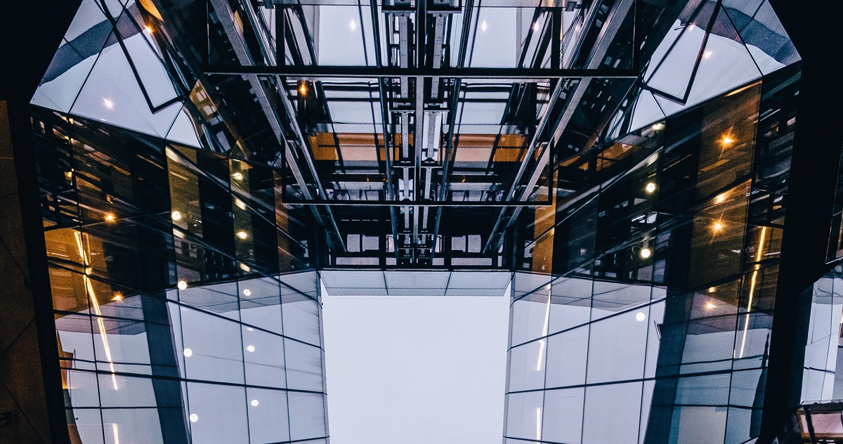 Między liczbami a decyzją – praca doradcy transakcyjnego. Wywiad z Dominikiem Rogalem